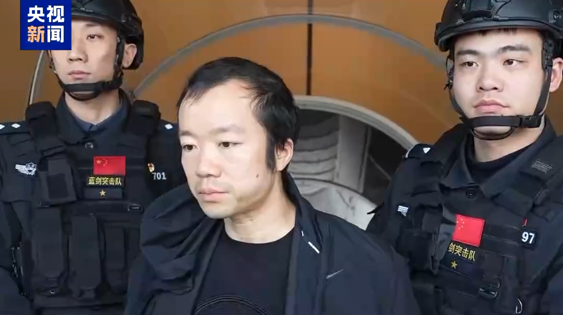 公安部將涉嫌詐騙的「太子集團」華裔創辦人兼董事長陳志押解回國。(央視新聞)